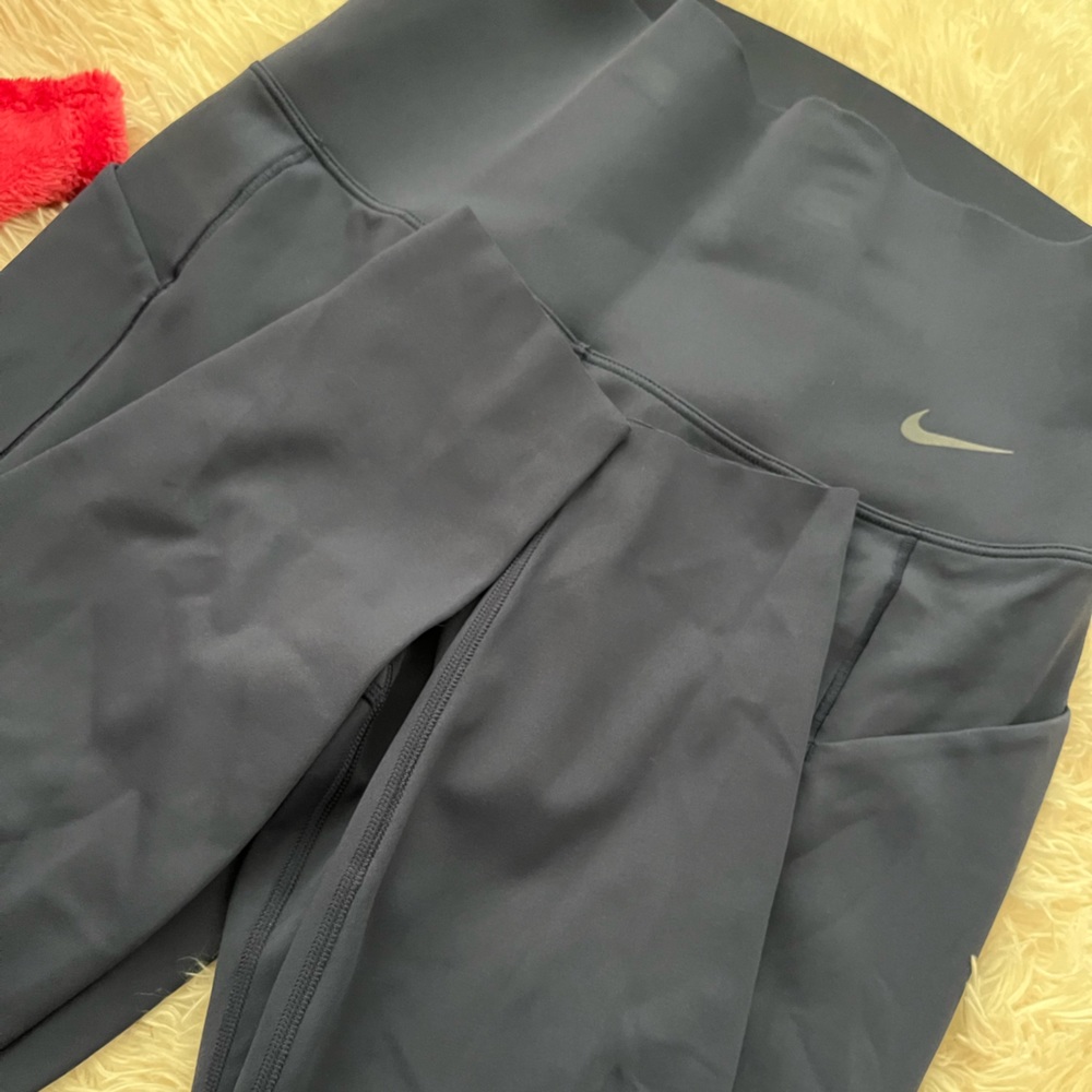 NIKE Women’s high rise leggings in navy!